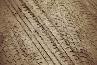 Topraktaki tekerlek izleri.