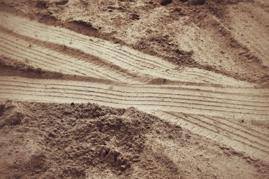 Topraktaki tekerlek izleri.