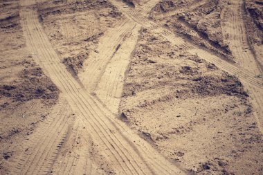 Topraktaki tekerlek izleri.