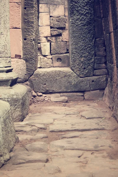 Ancient door - cambodia art — Stock Photo, Image