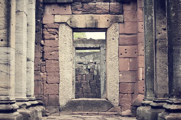 Ancient door - cambodia art — Stock Photo, Image