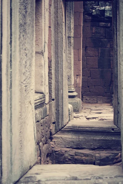 Ancient door - cambodia art — Stock Photo, Image