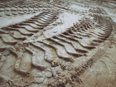 Topraktaki tekerlek izleri.