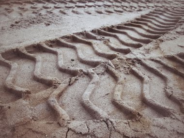 Topraktaki tekerlek izleri.