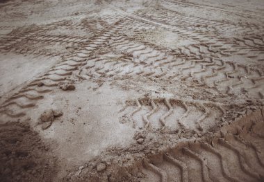 Topraktaki tekerlek izleri.