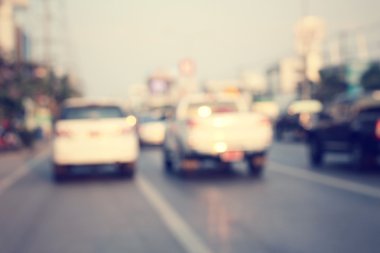 Yoldaki araba bulanık.