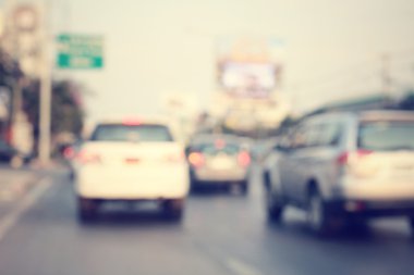 Yoldaki araba bulanık.