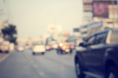 Yoldaki araba bulanık.