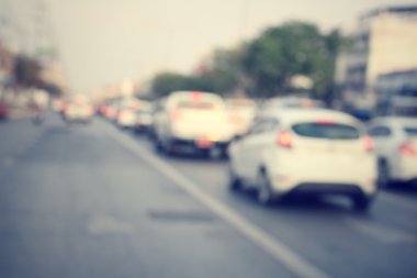 Yoldaki araba bulanık.