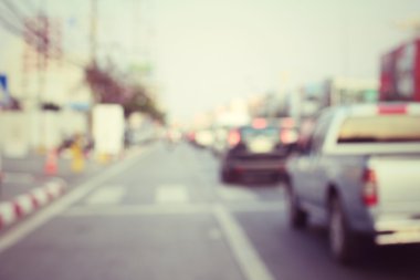 Yoldaki araba bulanık.