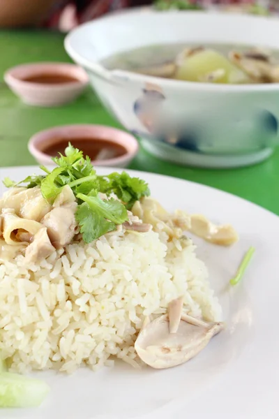 Reis mit Hühnchen gedünstet — Stockfoto