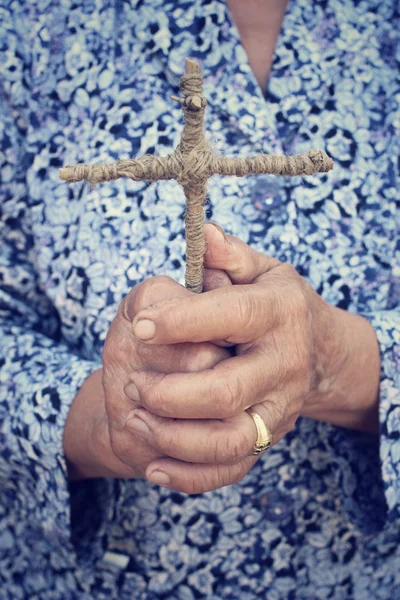 Mani in preghiera con croce — Foto Stock