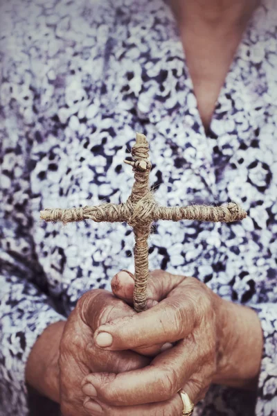 Mãos rezando com cruz — Fotografia de Stock