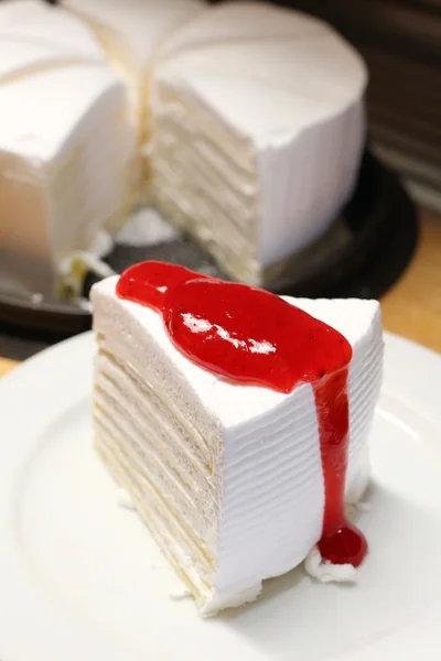 Pastel de crema con salsa de fresa —  Fotos de Stock