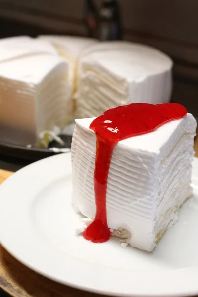 Pastel de crema con salsa de fresa —  Fotos de Stock