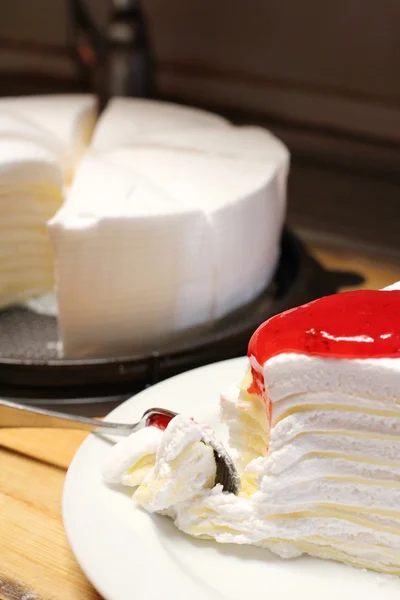 Bolo de creme com molho de morango — Fotografia de Stock