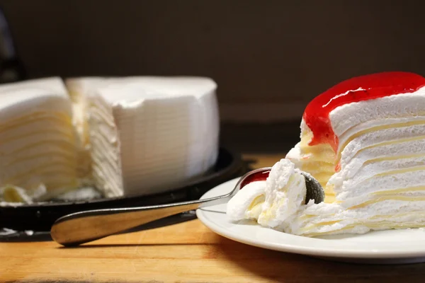 Gâteau à la crêpe avec sauce aux fraises — Photo