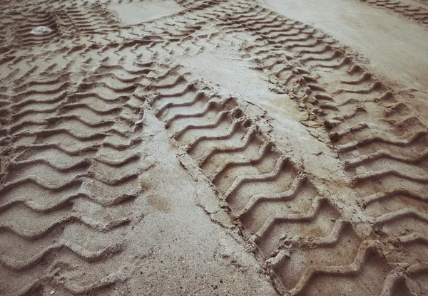 Huellas de ruedas en el suelo. — Foto de Stock