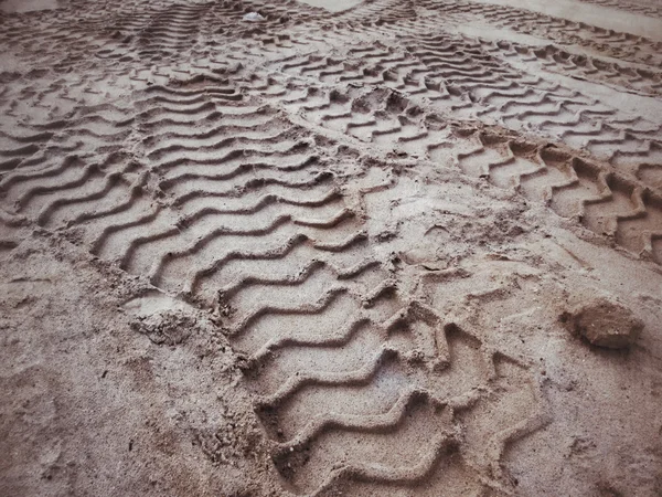 Tracce di ruote sul terreno. — Foto Stock