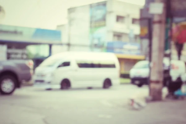 道路上の車のせいで — ストック写真