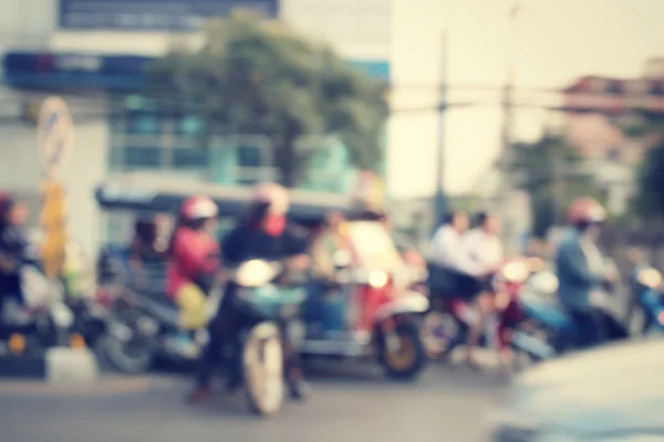 道路上の車のせいで — ストック写真