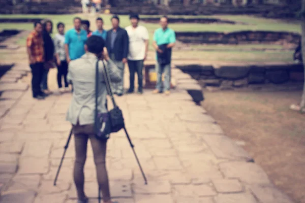 Usare una macchina fotografica per scattare foto — Foto Stock