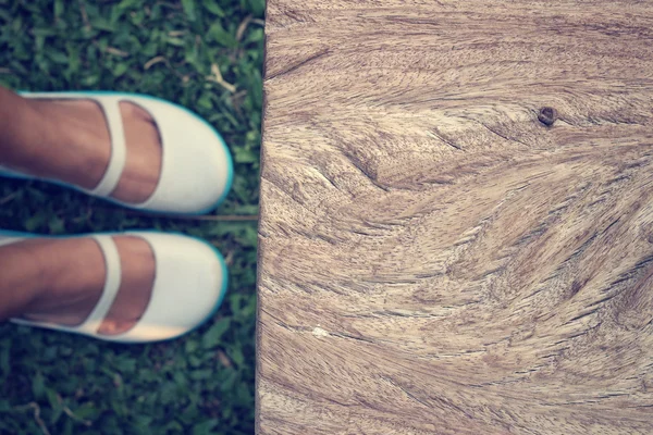 Selfie de chaussures avec table — Photo