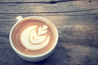 Klasik latte sanat kahvesi.