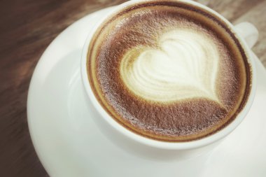 Klasik latte sanat kahvesi.