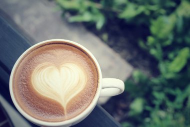 Klasik latte sanat kahvesi.