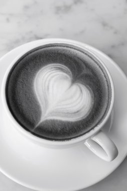 Klasik latte sanat kahvesi.