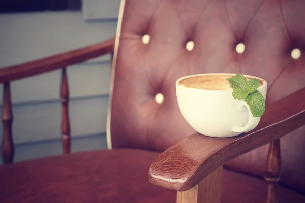 Vintage latte art koffie met muntblad — Stockfoto