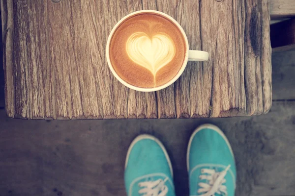 Селфи кофе с обувью — стоковое фото