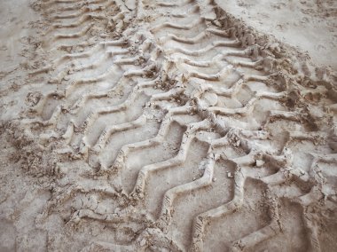 Topraktaki tekerlek izleri.