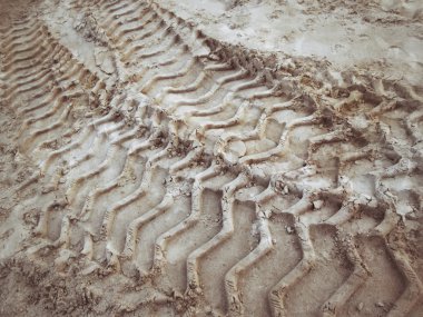 Topraktaki tekerlek izleri.