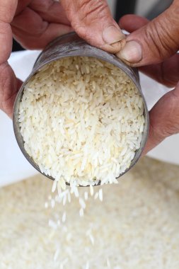 Çiğ pirinç tahıl elle