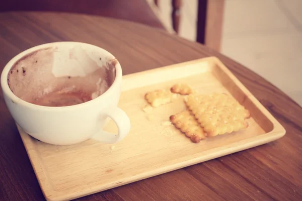 Mancha vacía de cacao en taza con galletas saladas — Foto de Stock