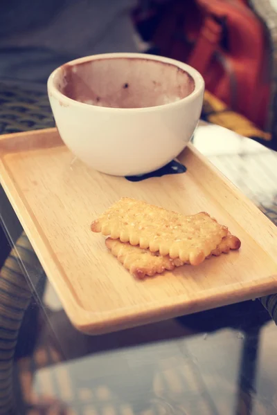Mancha vacía de cacao en taza con galletas saladas —  Fotos de Stock
