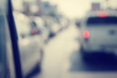 Yoldaki araba bulanık.