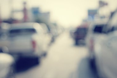 Yoldaki araba bulanık.