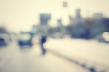 Yoldaki araba bulanık.