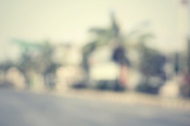 Yoldaki araba bulanık.