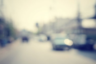 Yoldaki araba bulanık.