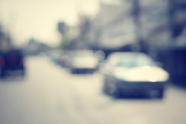 Yoldaki araba bulanık.