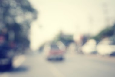 Yoldaki araba bulanık.