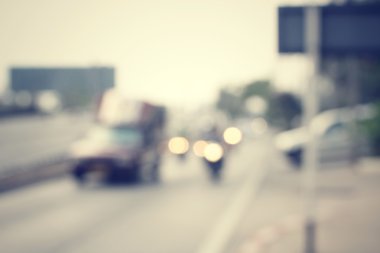 Yoldaki araba bulanık.