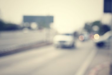 Yoldaki araba bulanık.