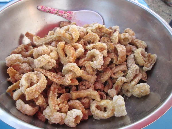 Piel de cerdo frito en madera - merienda de cerdo —  Fotos de Stock