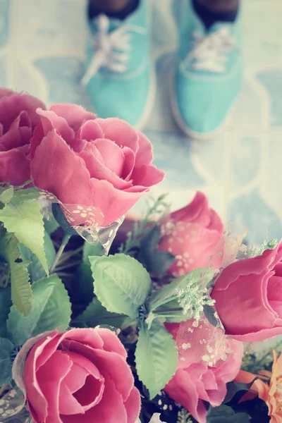 自拍照的复古玫瑰与鞋 — 图库照片