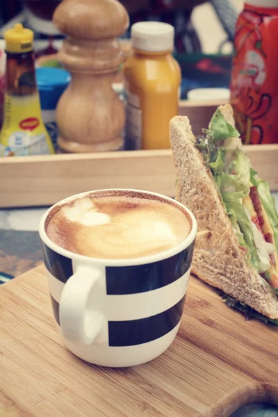 Club sandwich med latte kaffe — Stockfoto